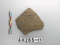 藏品(灰黑色夾砂陶片)的圖片